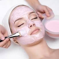 Tratamiento facial con mascarilla hidratante