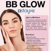 Cliente recibiendo mascarilla facial hidratante en spa